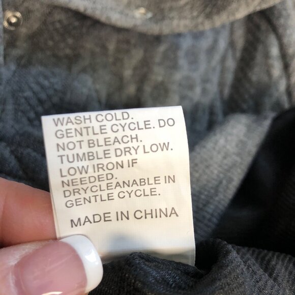 Gray Cable Knit Pullover Sweatshirt Women Size Medium Kangaroo Pocket Snaps NEW - Picture 8 of 10